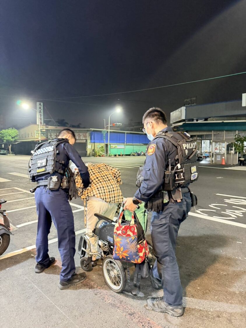 寒夜裡的一道暖光  岡山警推輪椅護送迷途老婦平安返家