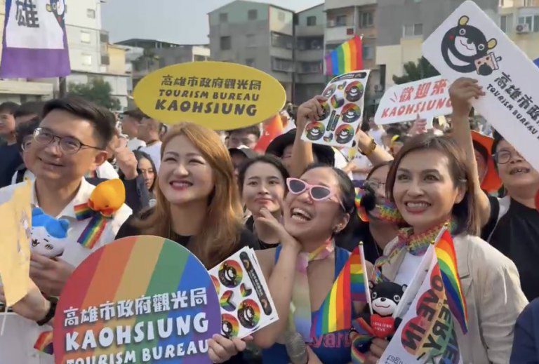 高雄市長初選最新民調邱議瑩第一 高雄同遊舉牌力挺「高雄贏」 高雄市長初選最新民調邱議瑩第一 高雄同遊舉牌力挺「高雄贏」