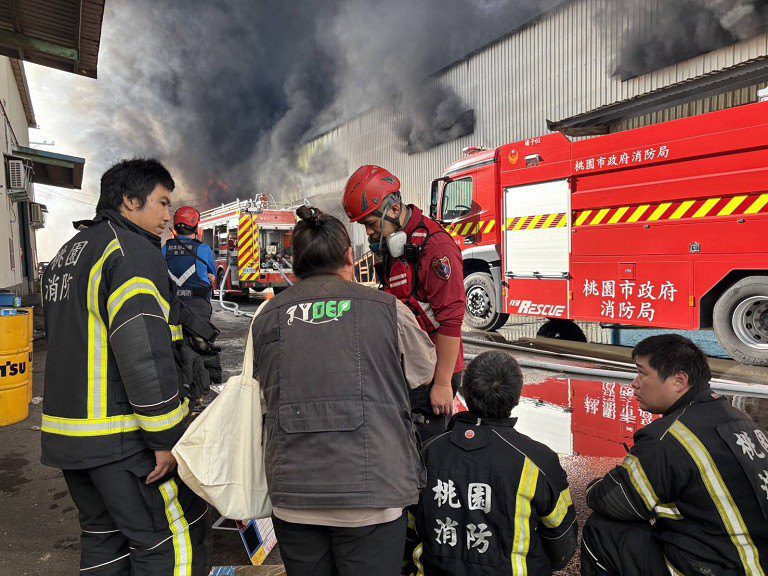 桃園蘆竹地下工廠大火釋放大量黑煙  環保局啟動空污緊急應變 後續清理作業將全程列管