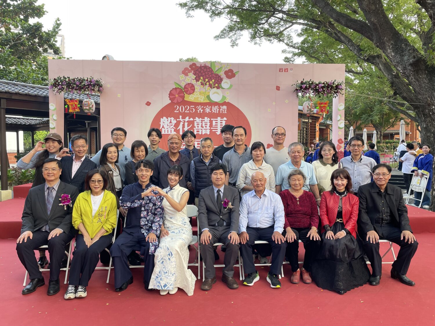 綠蔭紅毯超浪漫！高雄新客家園區21對新人攜手客家婚禮