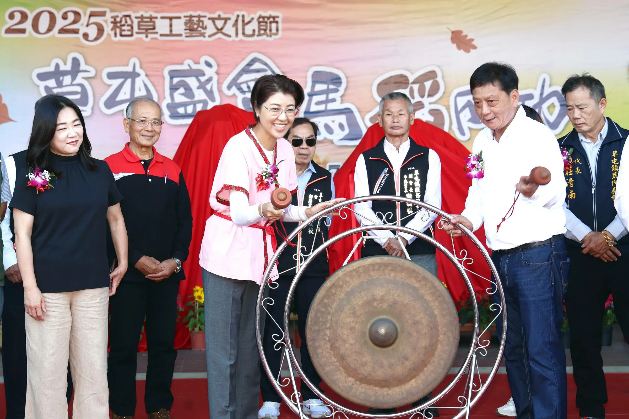 百人扛巨型扁擔巡禮　草屯27年工藝盛典人潮爆滿