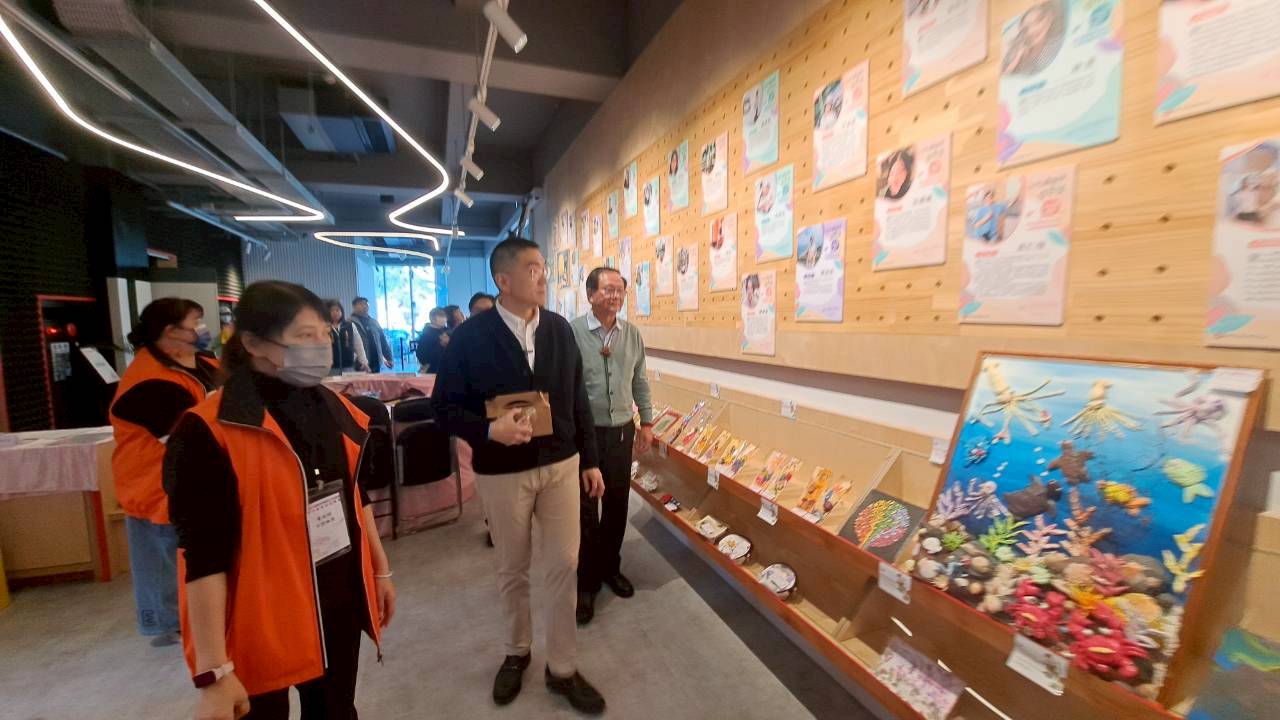基隆市市長謝國樑特別出席活動,向在場學員、家屬及協會夥伴致意,並一一參觀學員學習的成果。