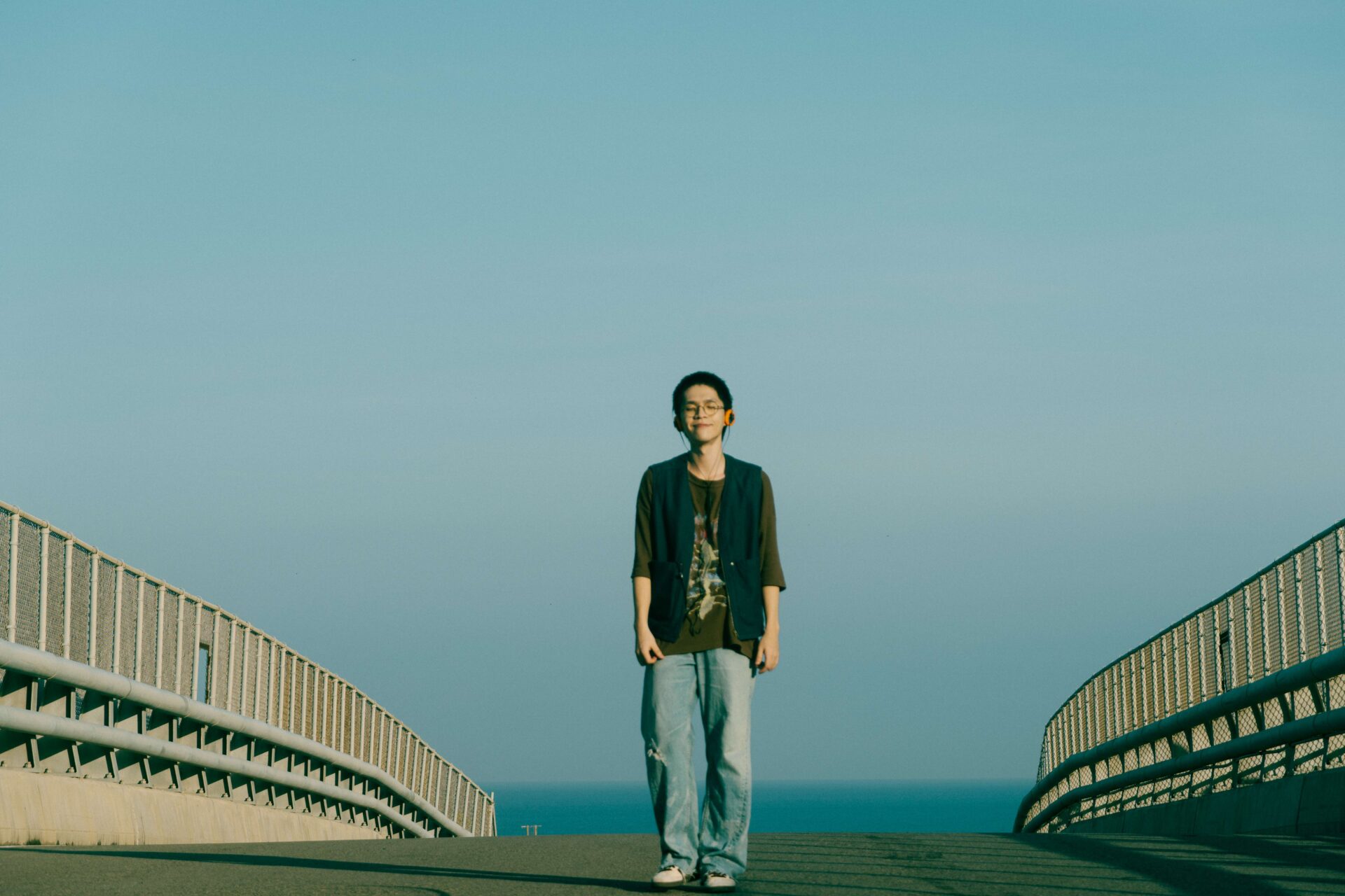 Wols 唱出苦中帶笑的人生希望 嘆人生苦悶也要笑著換氣用力站起