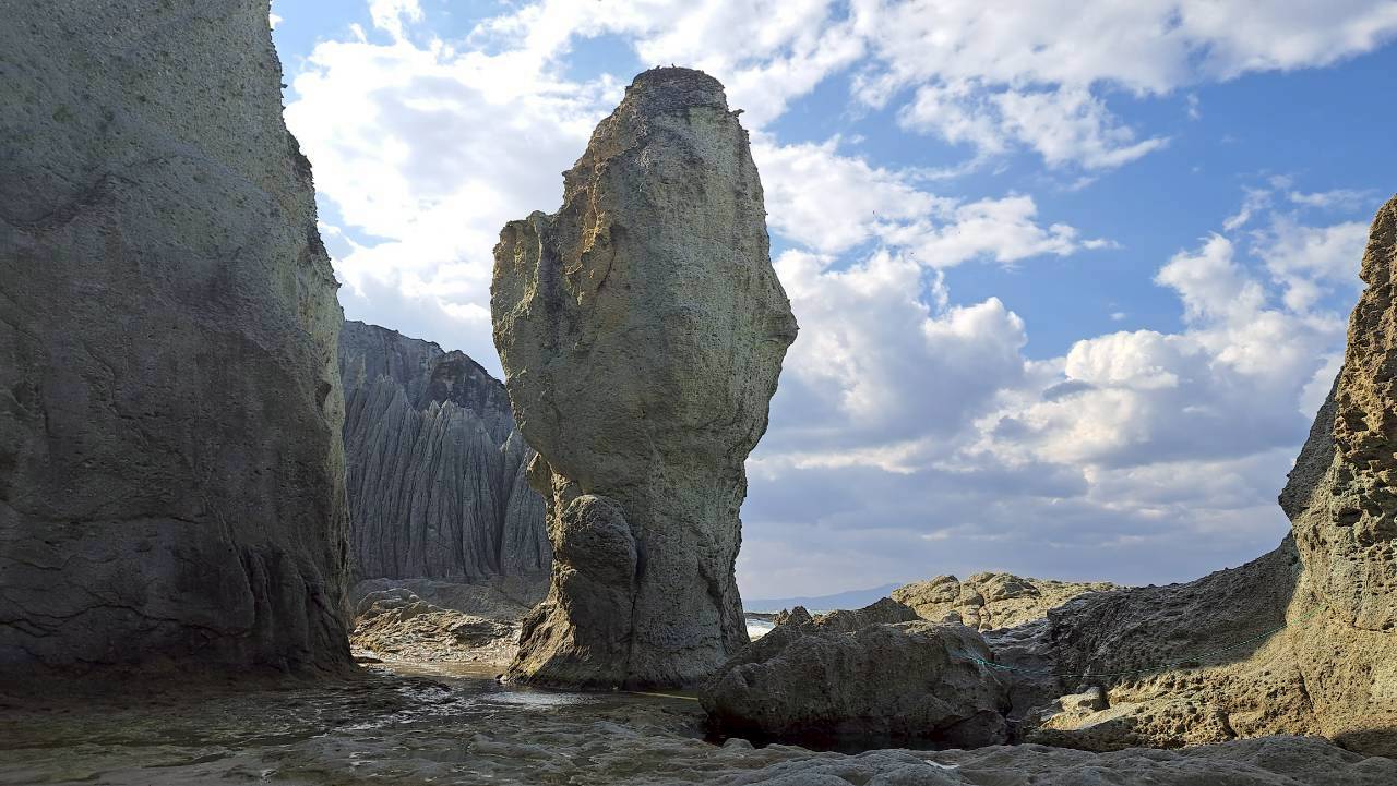 位於日本青森縣下北半島西海岸的「佛之首」是「佛浦」景觀中的一處奇岩,近年也面臨大自然的風化侵蝕,脖子也慢慢變細。