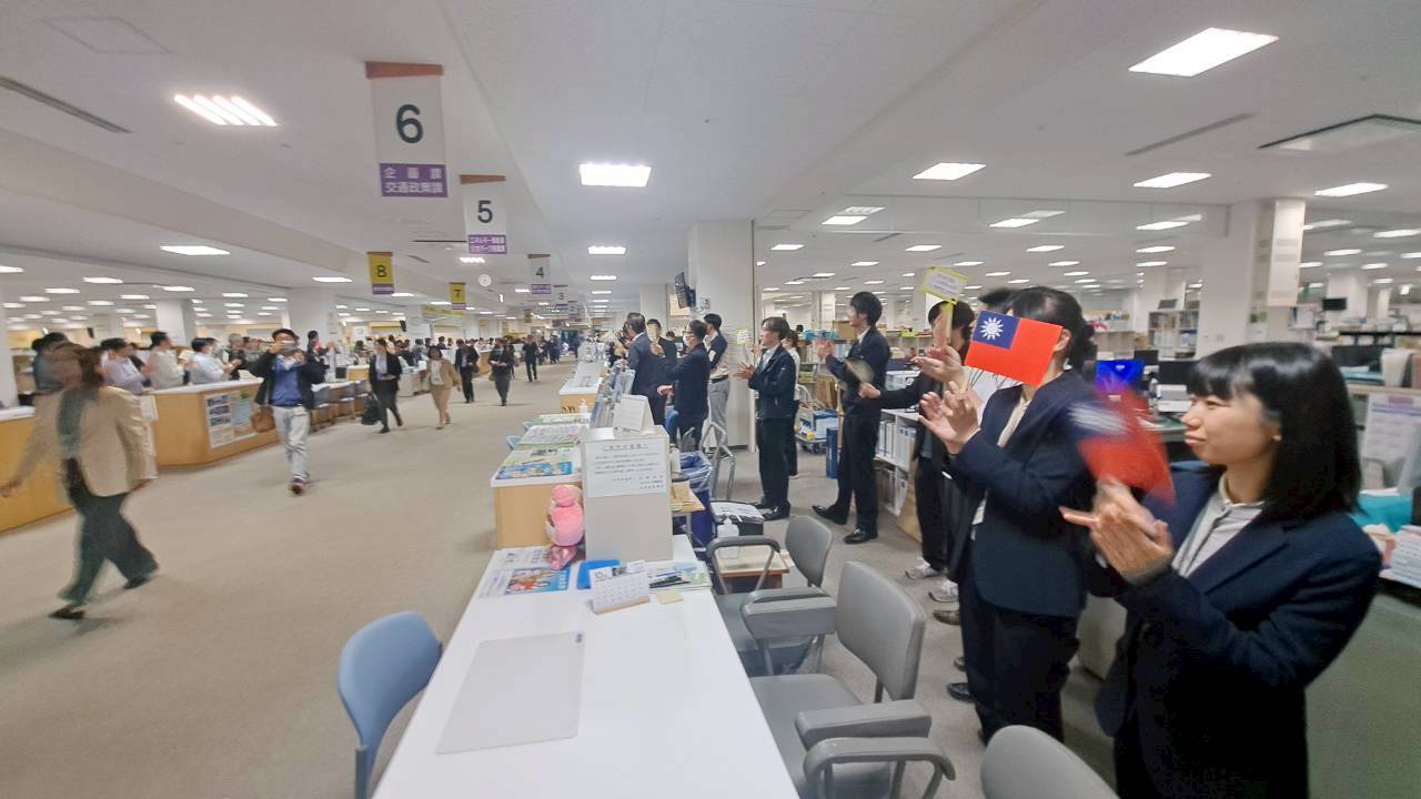 野柳地質公園自2017年與日本青森縣下北地質公園締結姊妹公園以來，雙方互動密切，建立深厚情誼。拜會奧陸市長時，全市公所大廳的辦公人員全數起立揮舞中華民國國旗熱烈迎接訪問團。
