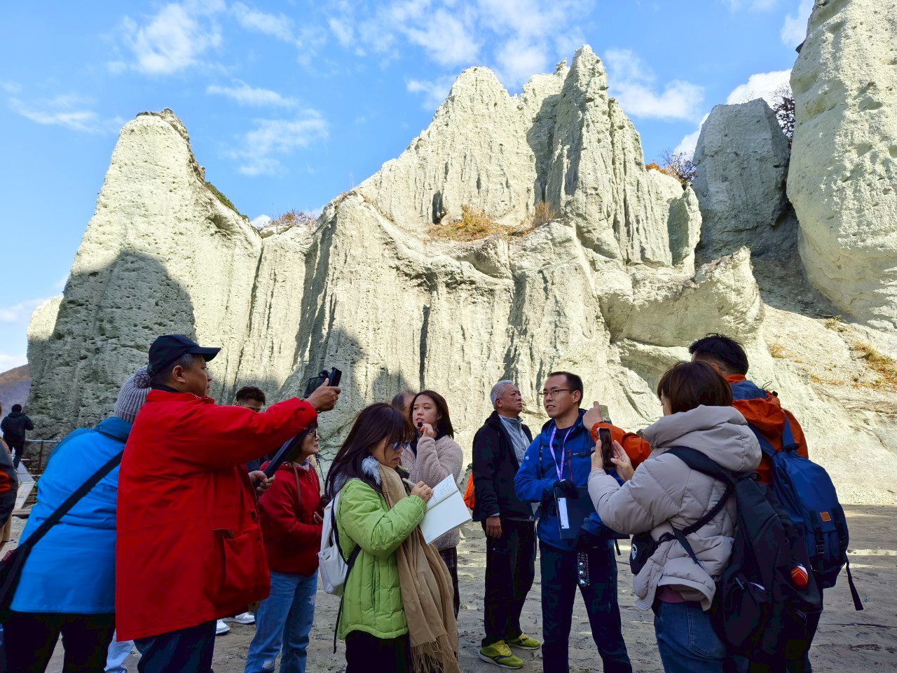 參訪團一行人認真聽導覽員講解,知道「佛浦」正如其名,白色的巨石群如佛像般的林立,這樣的風景令人與崇高的極樂淨土聯想在一起。奇岩也分別被賦予了「如來之首」、「五百羅漢」、「十三佛觀音岩」、及「極樂濱」等,以佛的名字為典故來命名。直面觀賞這樣的奇形巨岩時,除了壓倒性的雄偉感之外,還能一同感受到大自然的神祕性。