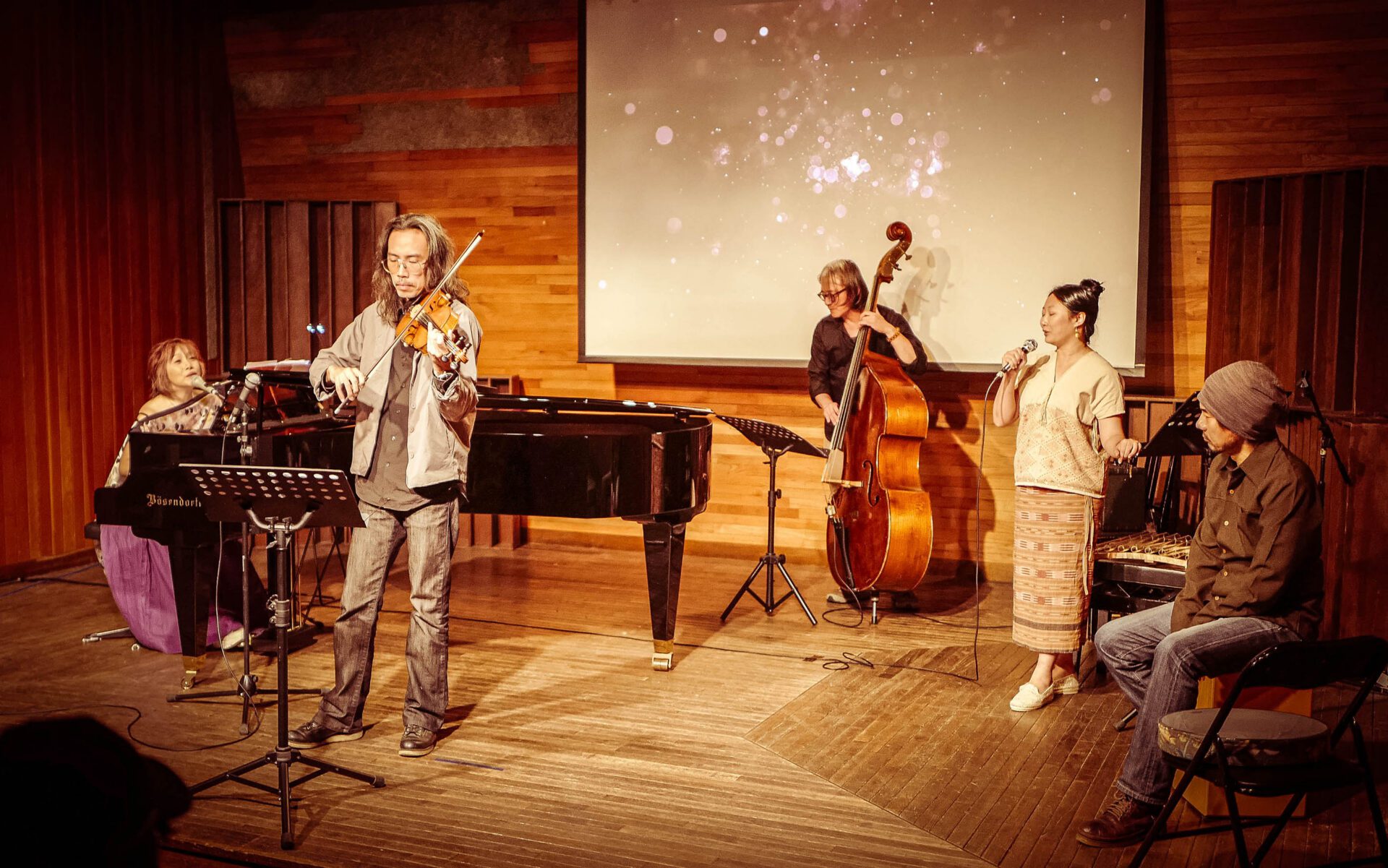 阮丹青唱盡人生四季 從山到海從旅途到舞台 闊別樂壇華麗回歸 阮丹青唱盡人生四季 從山到海從旅途到舞台 闊別樂壇華麗回歸