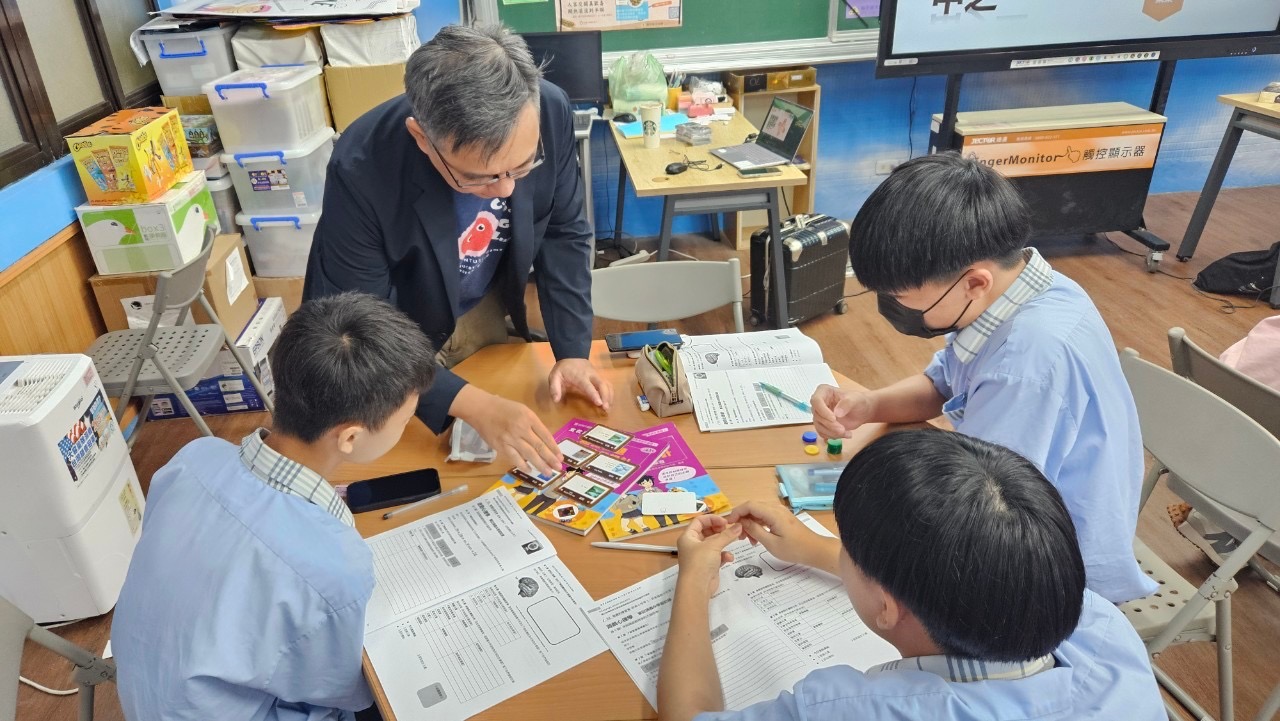 八斗與台灣科技大學合作推動「桌遊設計課程」,學生一組組地圍坐桌邊、熱烈的討論,但他們可不是在玩桌遊,而是在研發、設計桌遊。