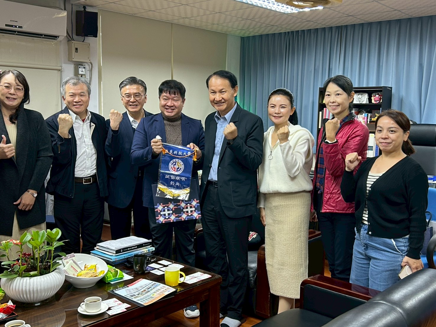 基隆商工與東南科大正式簽署策略聯盟合作意向書 ,由基隆商工校長林子建與亞東科技大學校長李清吟代表簽約,攜手打造嶄新里程碑,更將實地了解未來更多技職教育與大學端銜接之可能性。