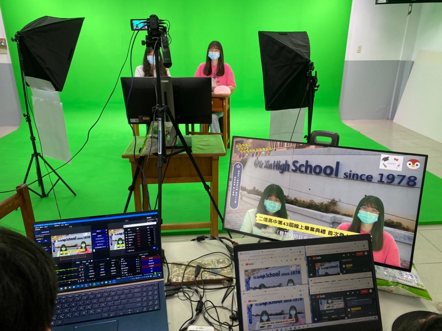 私立二信中學還設立校園新聞社，並設置專業的攝影棚，讓學˙生可以直接參與校園新聞報導學習。