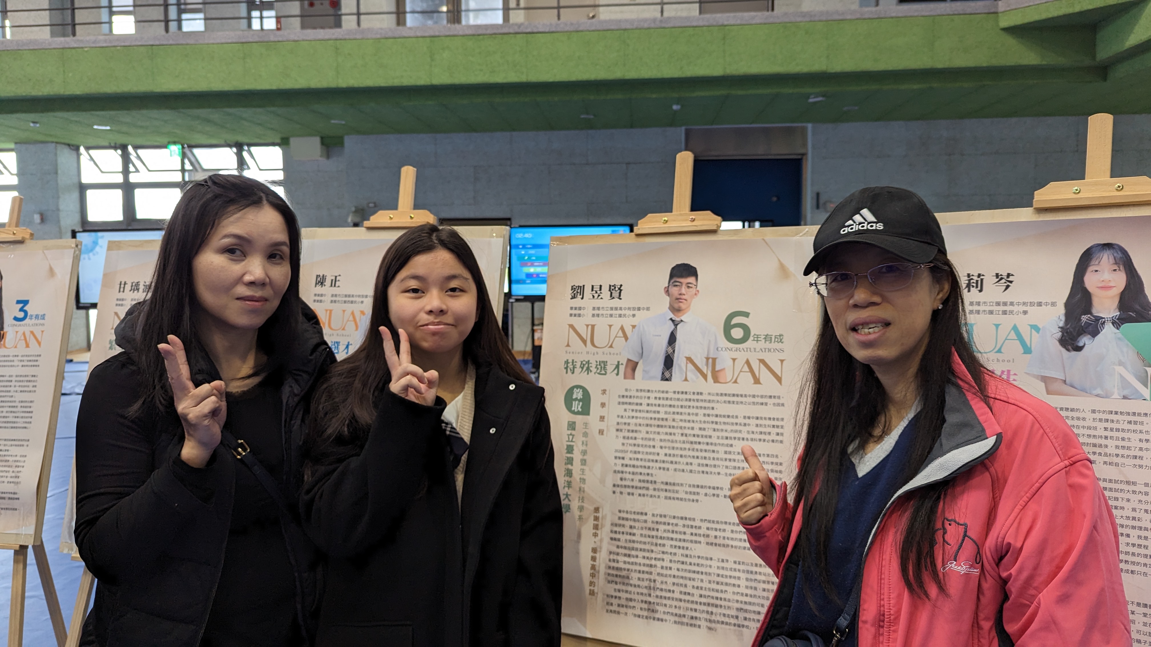 基隆市教育局與海洋大學合作提供全國最完整的海洋學術能量帶入高中教育,也強化高中與大學的雙向鏈結,幫助學生累積科學探究力、學習歷程與國際海洋視野,讓學生能更早接觸海洋專業領域的多元發展,圖為藍海拾貝成果展大學親師生合作。