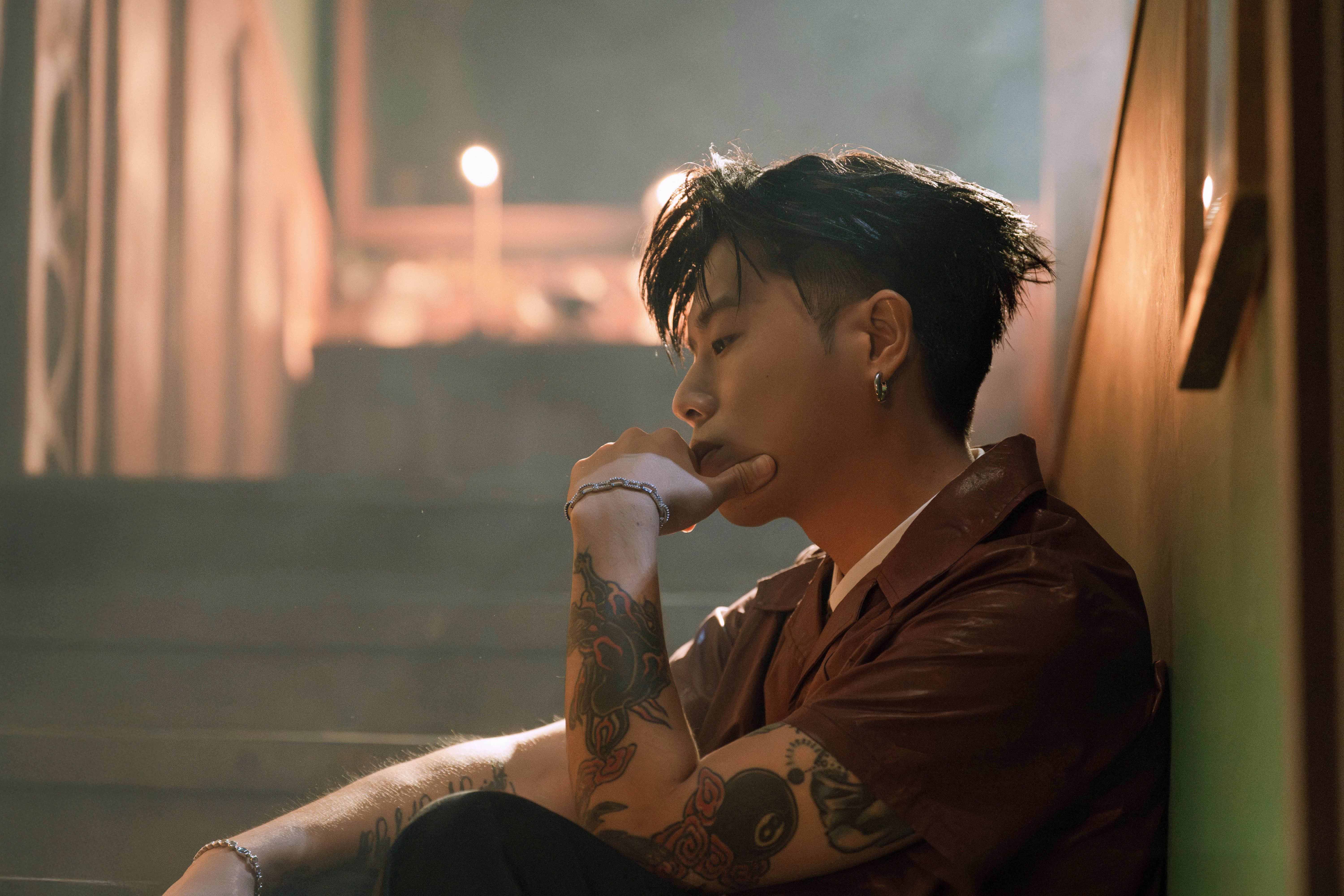 HowZ 直球挑戰道德紅線 把「老王心事」唱到骨子裡