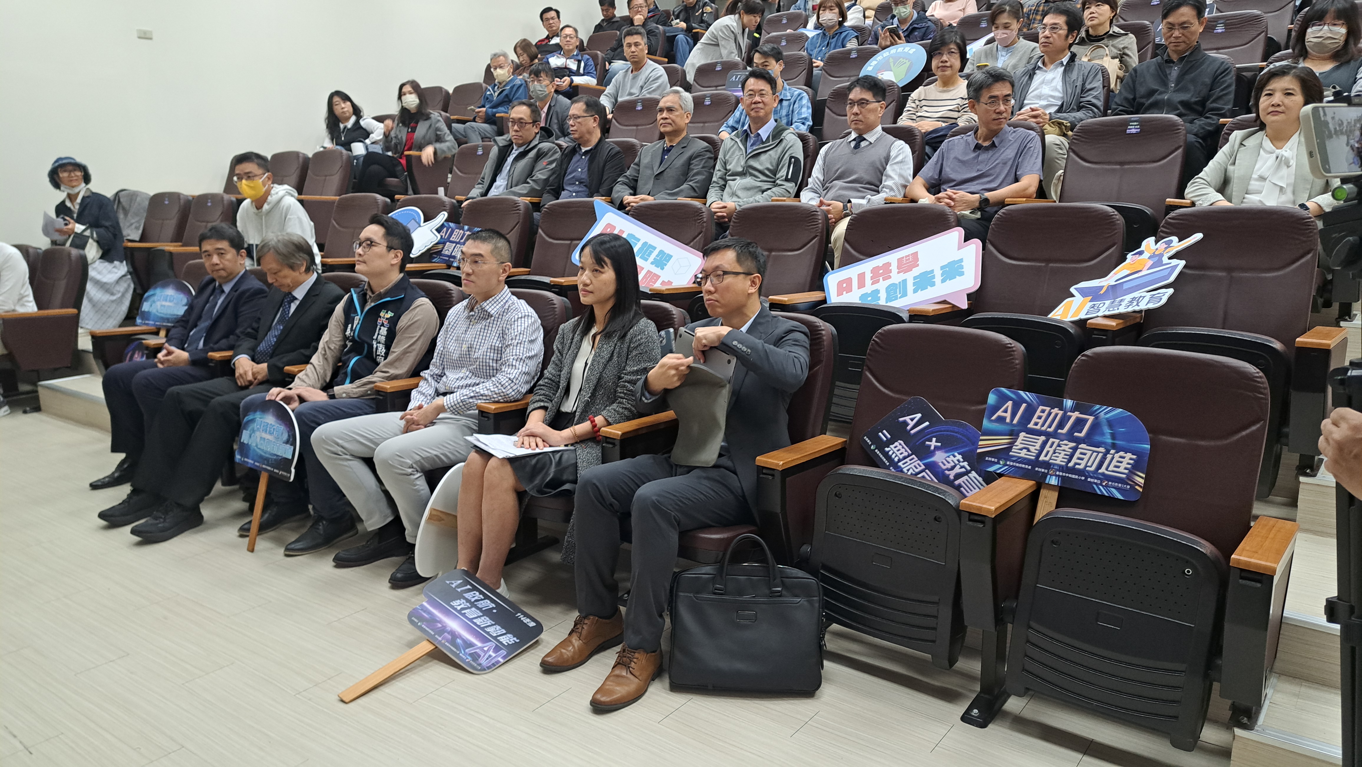 多位產官學界重量級講者受邀分享 AI 趨勢，包括台灣人工智慧學校校務長蔡明順、北教大副校長劉遠楨與亞洲創新中心執行長陳淑敏，從人才、教學到產業合作提供多元視角，為基隆 AI 教育添增新的前瞻思維。