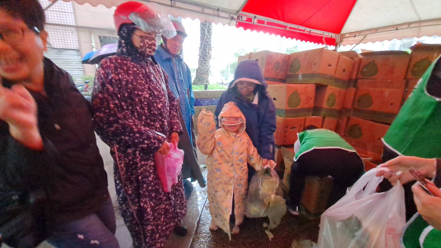 很多民眾都是攜家帶眷一起來幫助農民,領一顆高麗菜回家加菜,有可以了解165反詐專線。