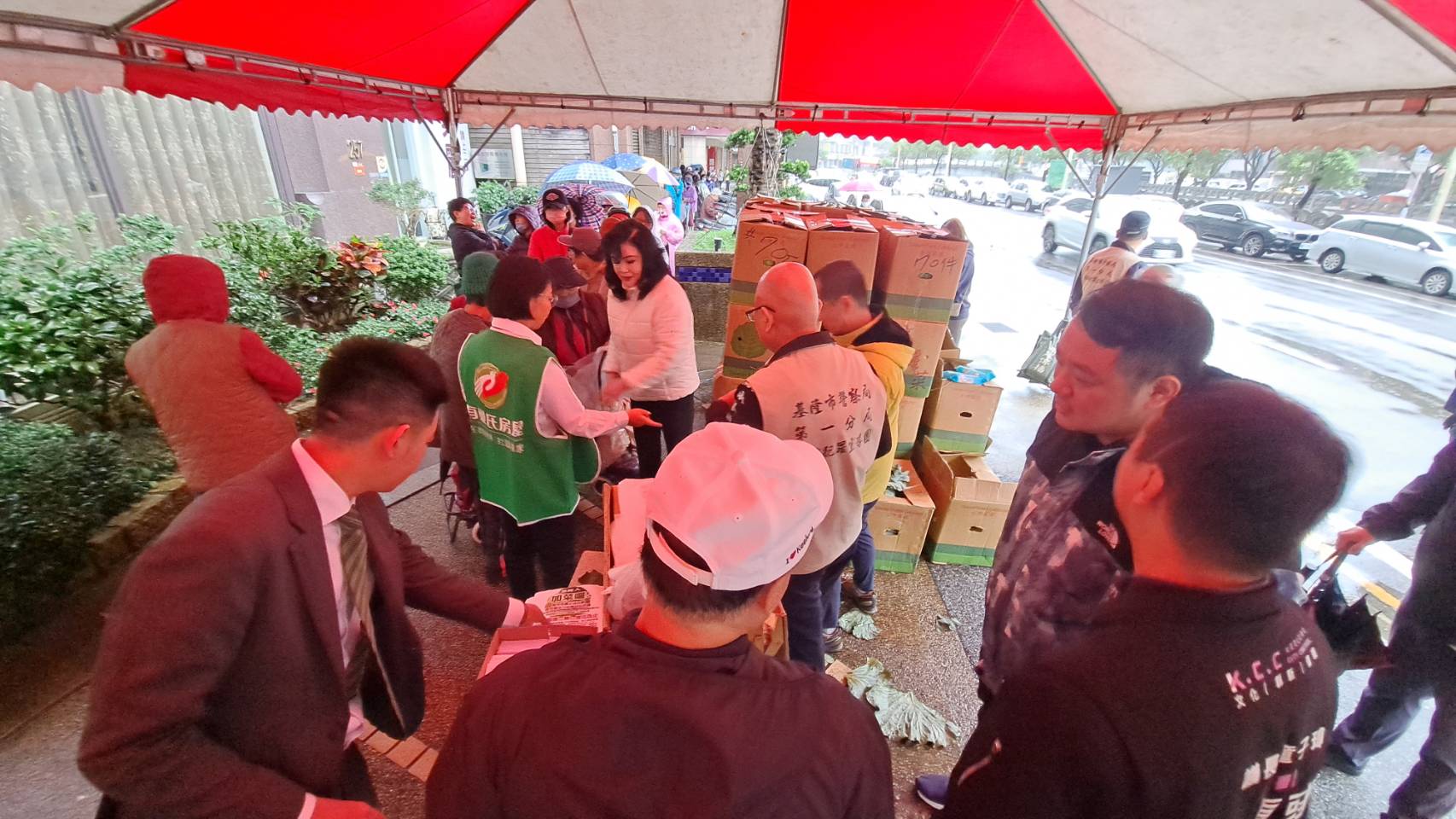 一天細雨綿綿還又不減民眾的熱情,一起共襄盛舉,冒雨排隊幫助農民。