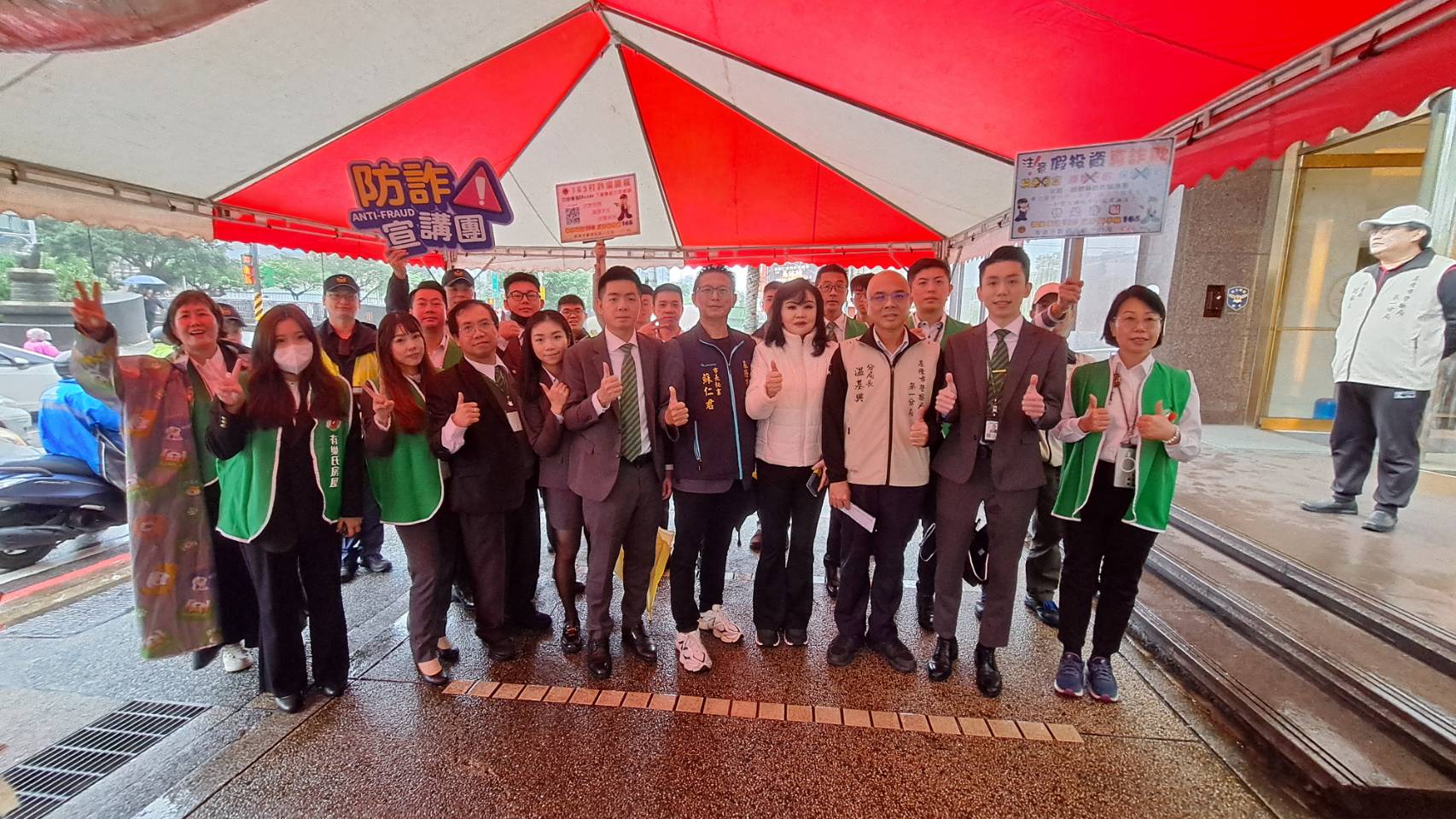 白右筠也邀請房仲業一起來共襄盛舉,幫忙現場一個一個發送給民眾,讓發送過程井然有序,很快地不到一小時間就將1000顆高麗菜全部發送完畢。