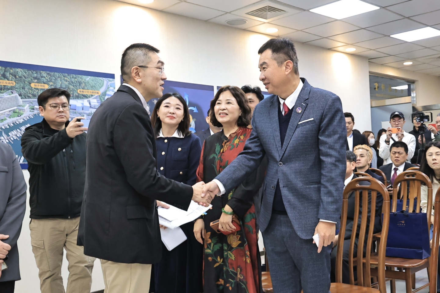 產發處長蔡馥嚀表示，市府期待透過這次的八斗子遊艇碼頭的啟動，串聯基隆區漁會、國立臺灣海洋大學及北海岸觀光廊帶，逐步形成完整的海洋產業生態系，不僅可促進漁業轉型、推動海洋教育與研究，也將帶動餐飲、旅宿、交通、建設及服務業整體成長，將基隆豐富的海洋資源轉化為具體的城市動能。