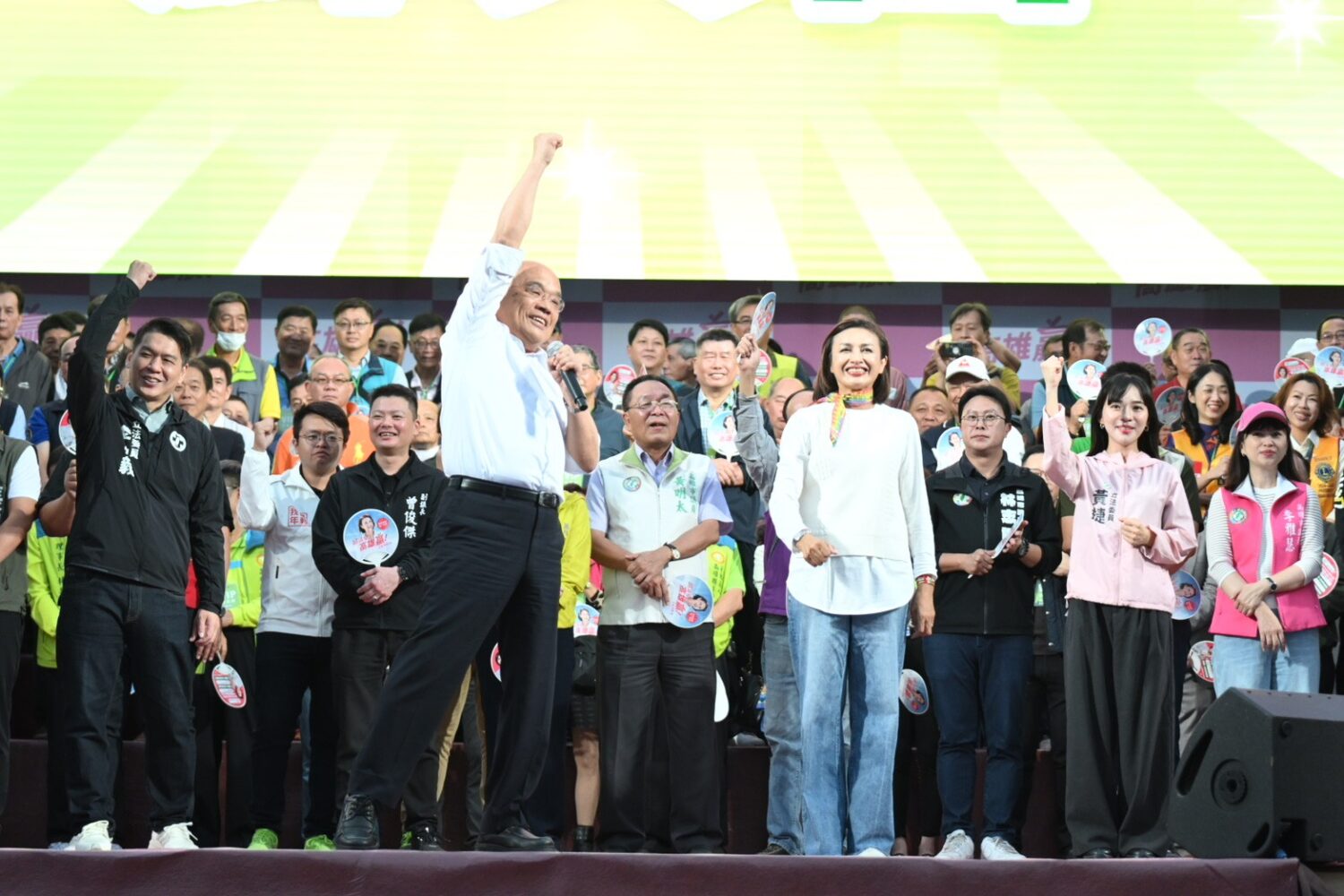 邱議瑩造勢5萬人爆場！跨派系最大合體、扁蘇獻聲力挺「最強母雞」