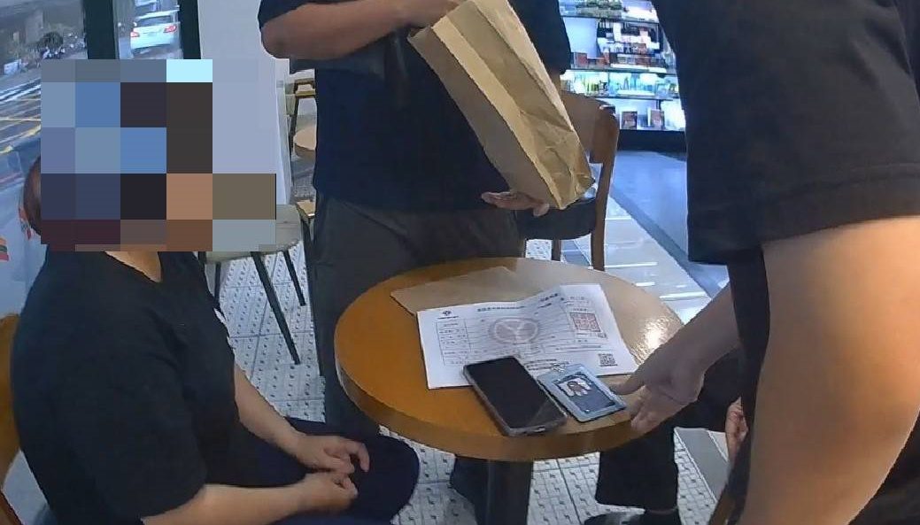 老翁第三度面交六十萬元 何安警當場將女車手逮捕 老翁第三度面交六十萬元 何安警當場將女車手逮捕