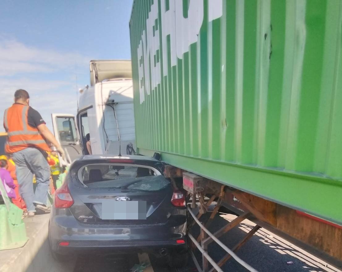 國道中壢段半聯結車爆胎撞內側護欄！1轎車險成夾心餅乾