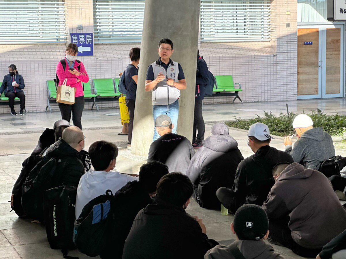 陸軍及空軍役男入營報到 臺東軍人服務站叮嚀祝福