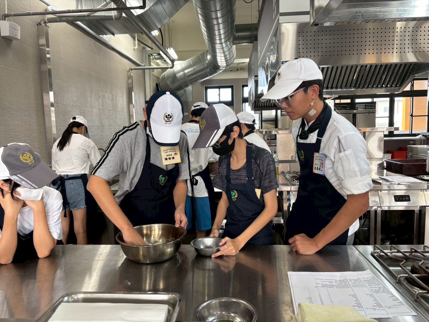一堂料理課，讓孩子找到未來 高餐大師培中心聯手高餐大附中陪伴高雄弱勢家庭探索職涯方向