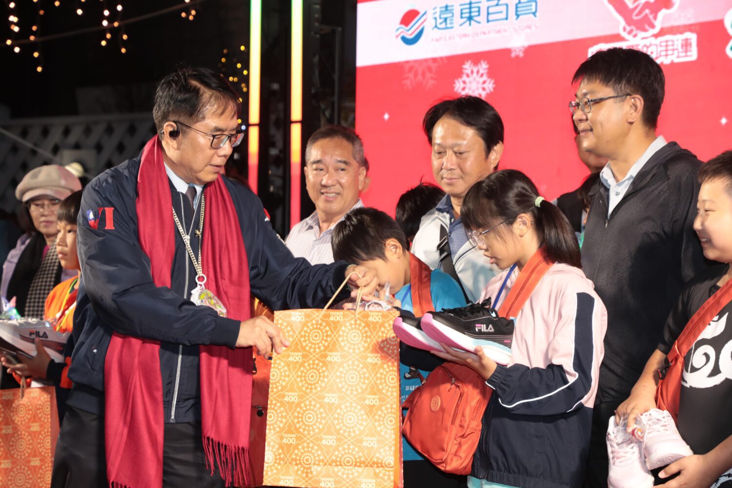 聖誕公益點燈 黃偉哲感謝企業捐輸為偏鄉孩童點亮希望 聖誕公益點燈 黃偉哲感謝企業捐輸為偏鄉孩童點亮希望