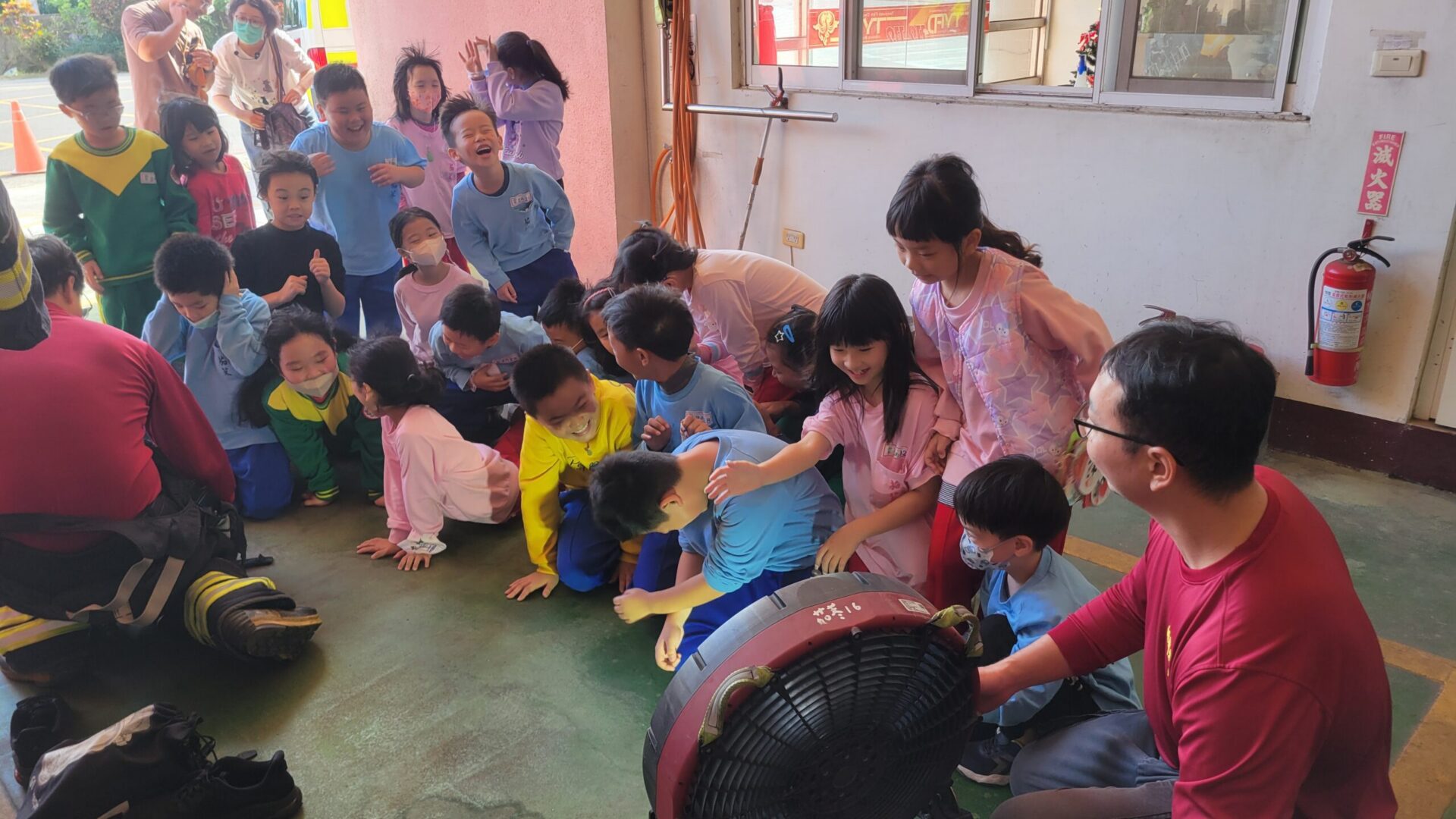 八德茄苳國小學子參訪派出所、消防隊 體驗警消日常掌握安全知識