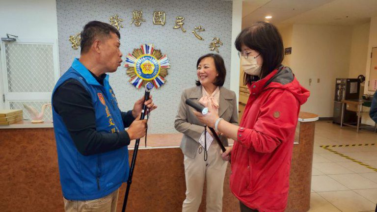 新竹榮家獲贈AI智能手杖　助長輩行路安全