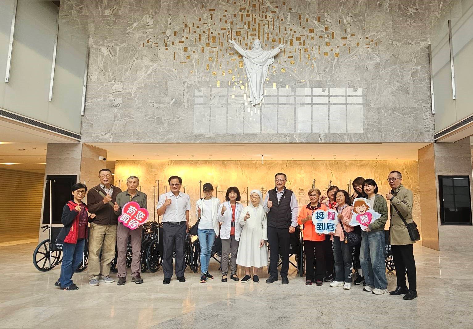 聖保祿醫院獲捐贈24台輪椅 副院長滕春祐感謝業者關懷醫療需求