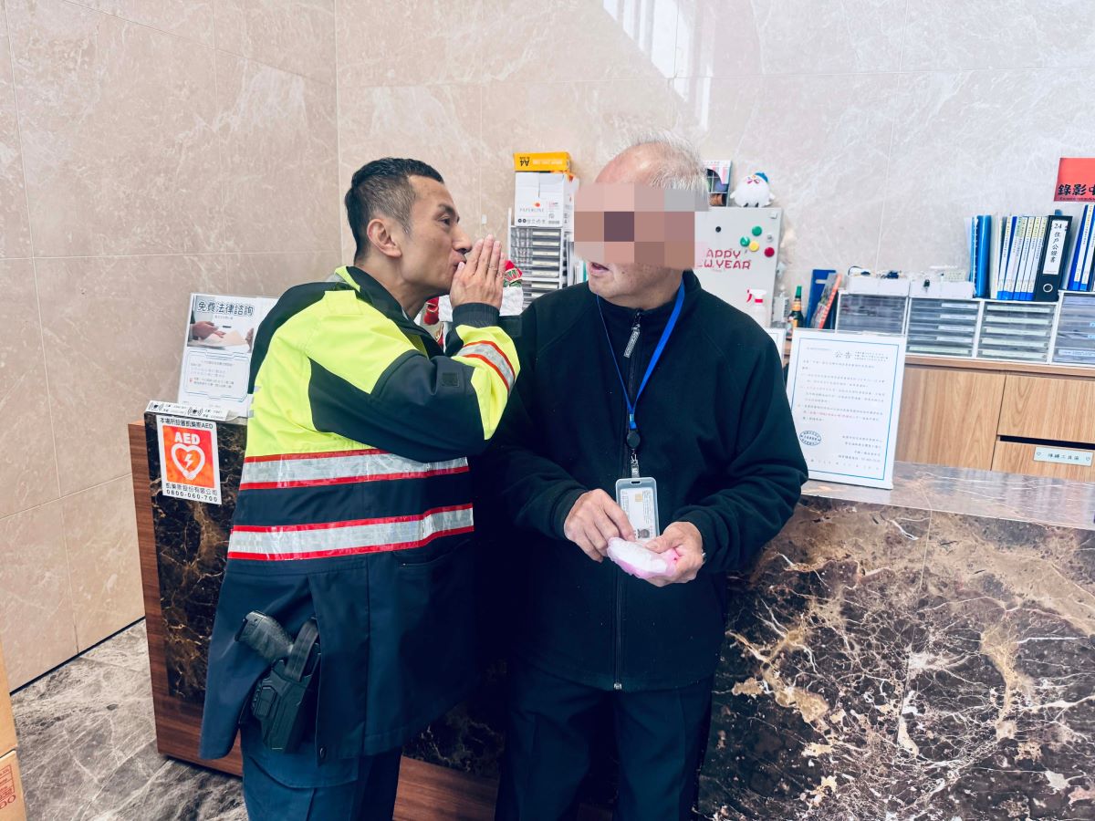 熱心民眾報案81歲長者迷途 中壢警見胸前掛「敬老愛心卡」助返家 熱心民眾報案81歲長者迷途 中壢警見胸前掛「敬老愛心卡」助返家