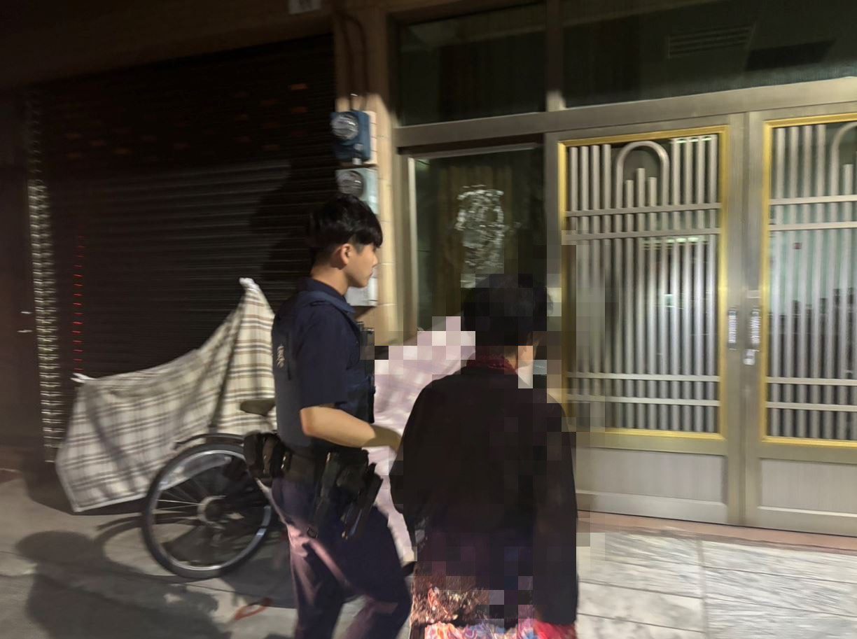湖內分局路竹所助迷途8旬婦 半夜尋藥獲安全護送