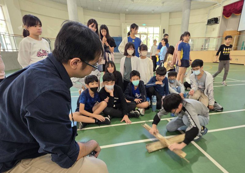 漾新聞|鑽木取火震撼課!河堤國小山林教育帶孩子重回土地心跳 漾新聞|鑽木取火震撼課!河堤國小山林教育帶孩子重回土地心跳