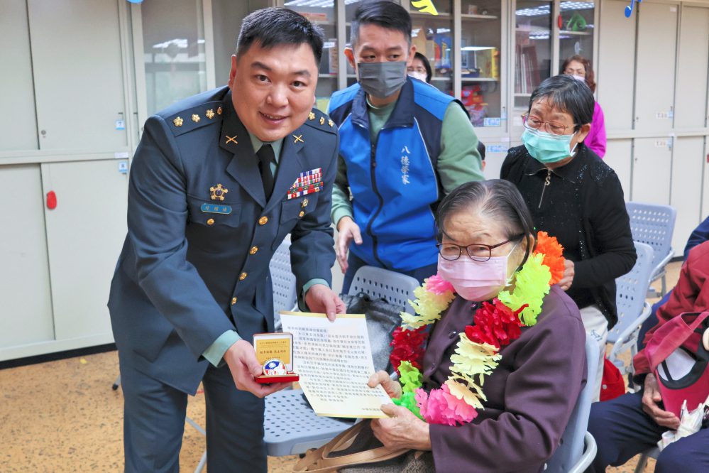 巾幗不讓鬚眉!八德榮家百歲女兵獲頒抗戰紀念章 見證烽火歲月 巾幗不讓鬚眉!八德榮家百歲女兵獲頒抗戰紀念章 見證烽火歲月