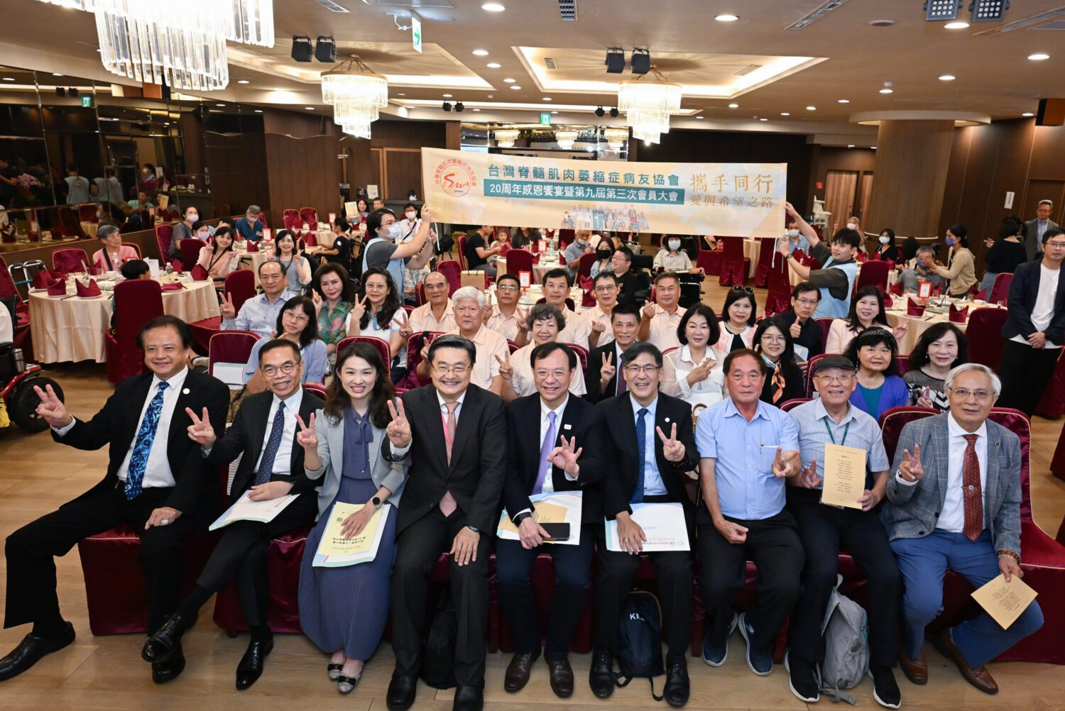 SMA病友用藝術跨越限制「揮灑生命的色彩」 台灣SMA病友協會20週年畫展高醫登場 SMA病友用藝術跨越限制「揮灑生命的色彩」 台灣SMA病友協會20週年畫展高醫登場