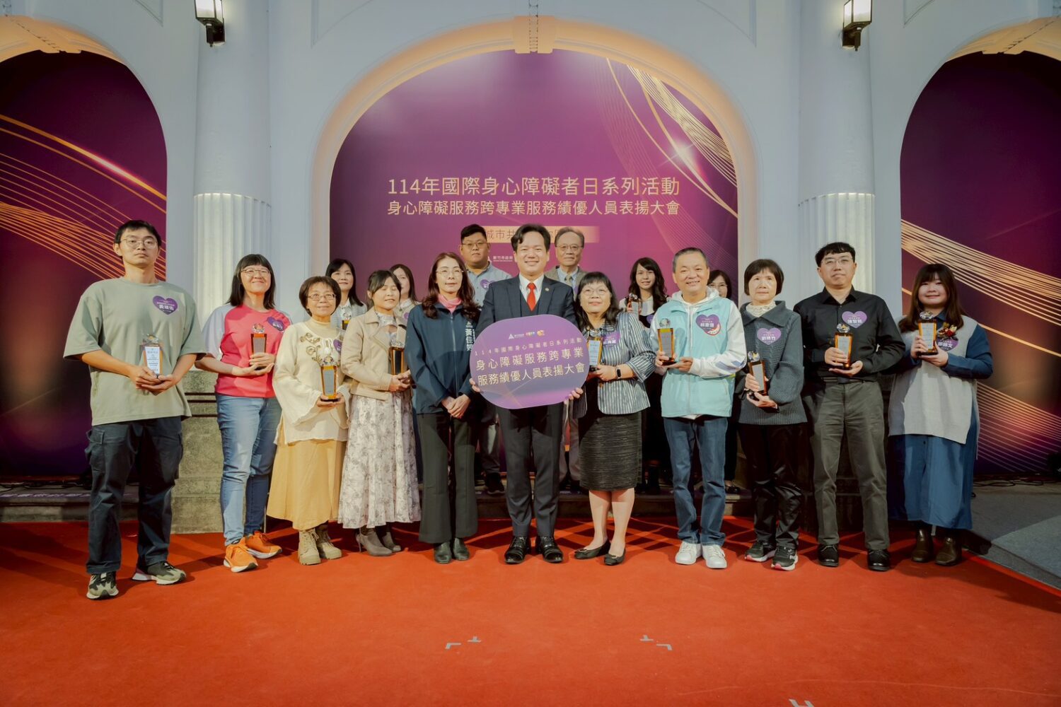 竹市響應國際身障者日　邱臣遠表揚15位績優人員 致敬跨專業服務英雄