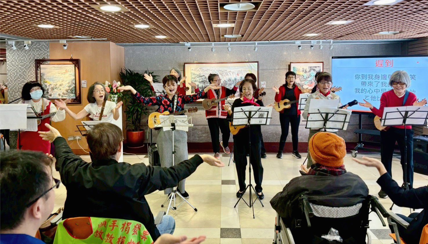 曹慶從照護到創作分享公益理念　透過畫展與住民藝術交流