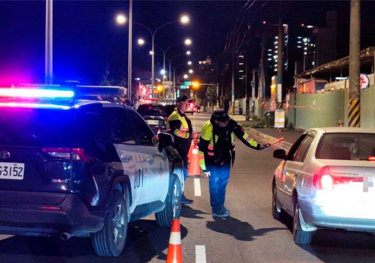 新竹縣警全面圍堵毒駕酒駕 夜間威力執法強力守護交通安全 新竹縣警全面圍堵毒駕酒駕 夜間威力執法強力守護交通安全