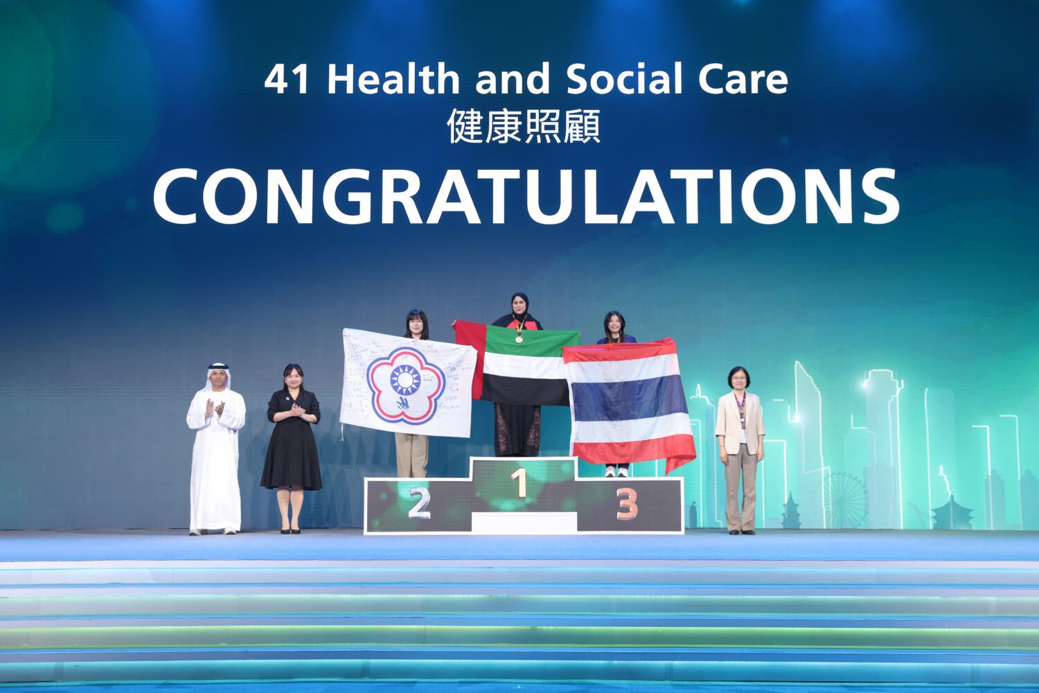輔英科大兩代護理人享譽醫護界 傑出校友與技能國手跨世代傳承榮光
