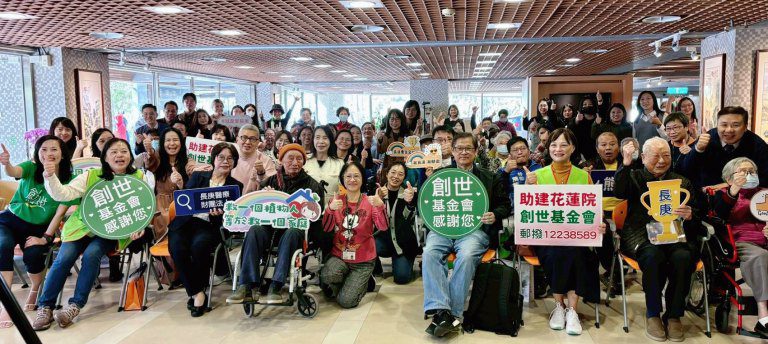 從照護到創作「百歲畫愛 院望啟程」　素人棉棒畫展開展
