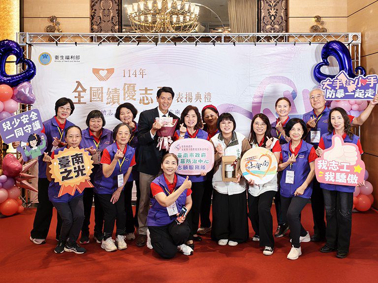 臺南家防獲全國績優團隊殊榮　黃偉哲獻花祝賀