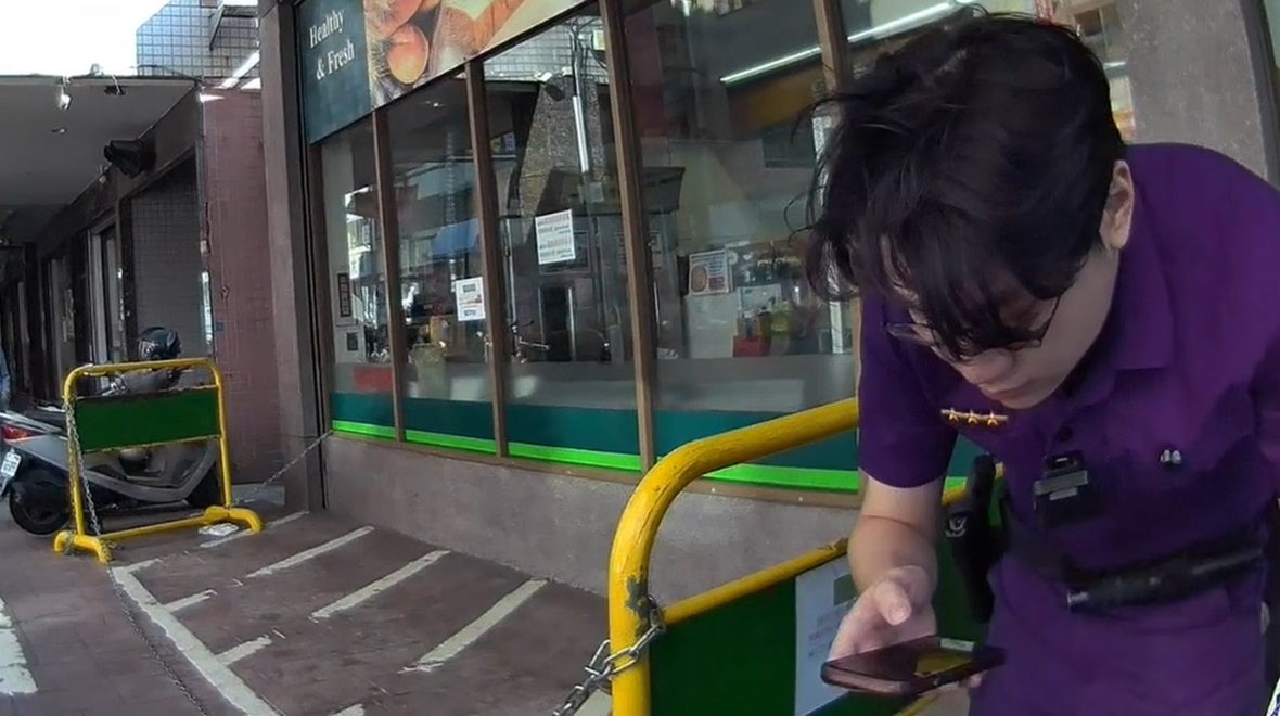 北屯90歲老翁超市前險跌倒 警掃描QR碼迅速聯絡家屬助返家 北屯90歲老翁超市前險跌倒 警掃描QR碼迅速聯絡家屬助返家