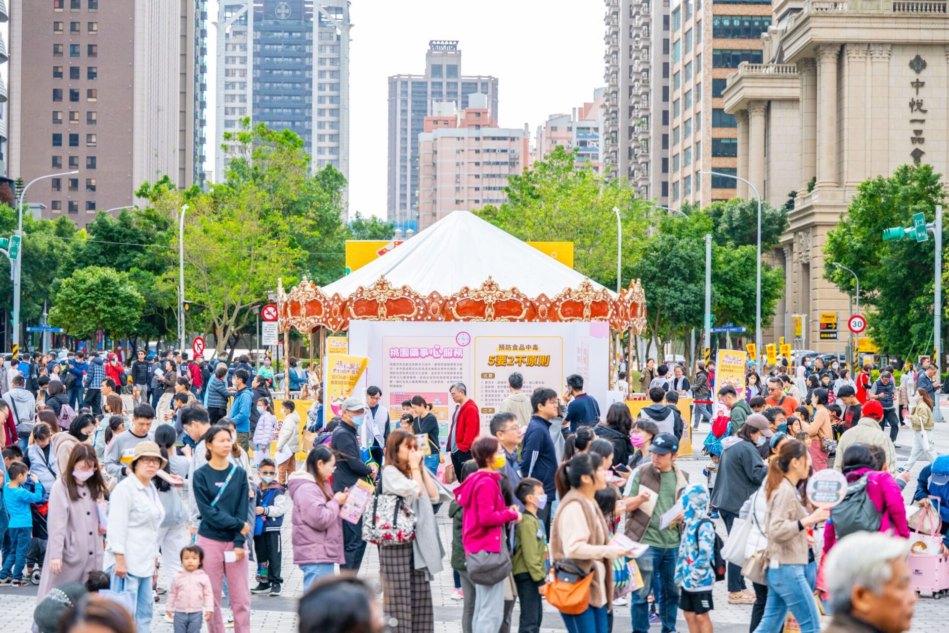 桃食安心嘉年華帶動人潮 表揚食安星級業者高標準守護市民