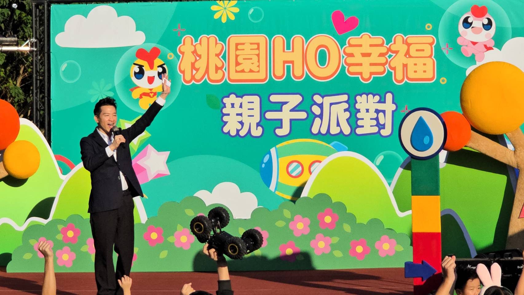 小粉絲獻愛心手作 何志偉現「跨齡」吸引力 小粉絲獻愛心手作 何志偉現「跨齡」吸引力