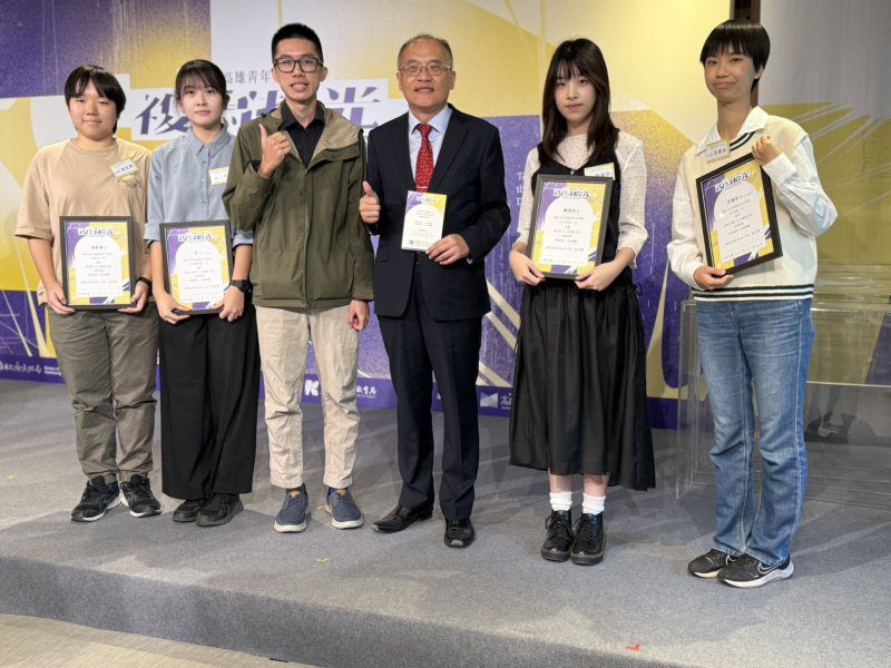 漾新聞|高雄女中勇奪雙首獎 青年文學獎場內場外都寫滿青春亮度 漾新聞|高雄女中勇奪雙首獎 青年文學獎場內場外都寫滿青春亮度