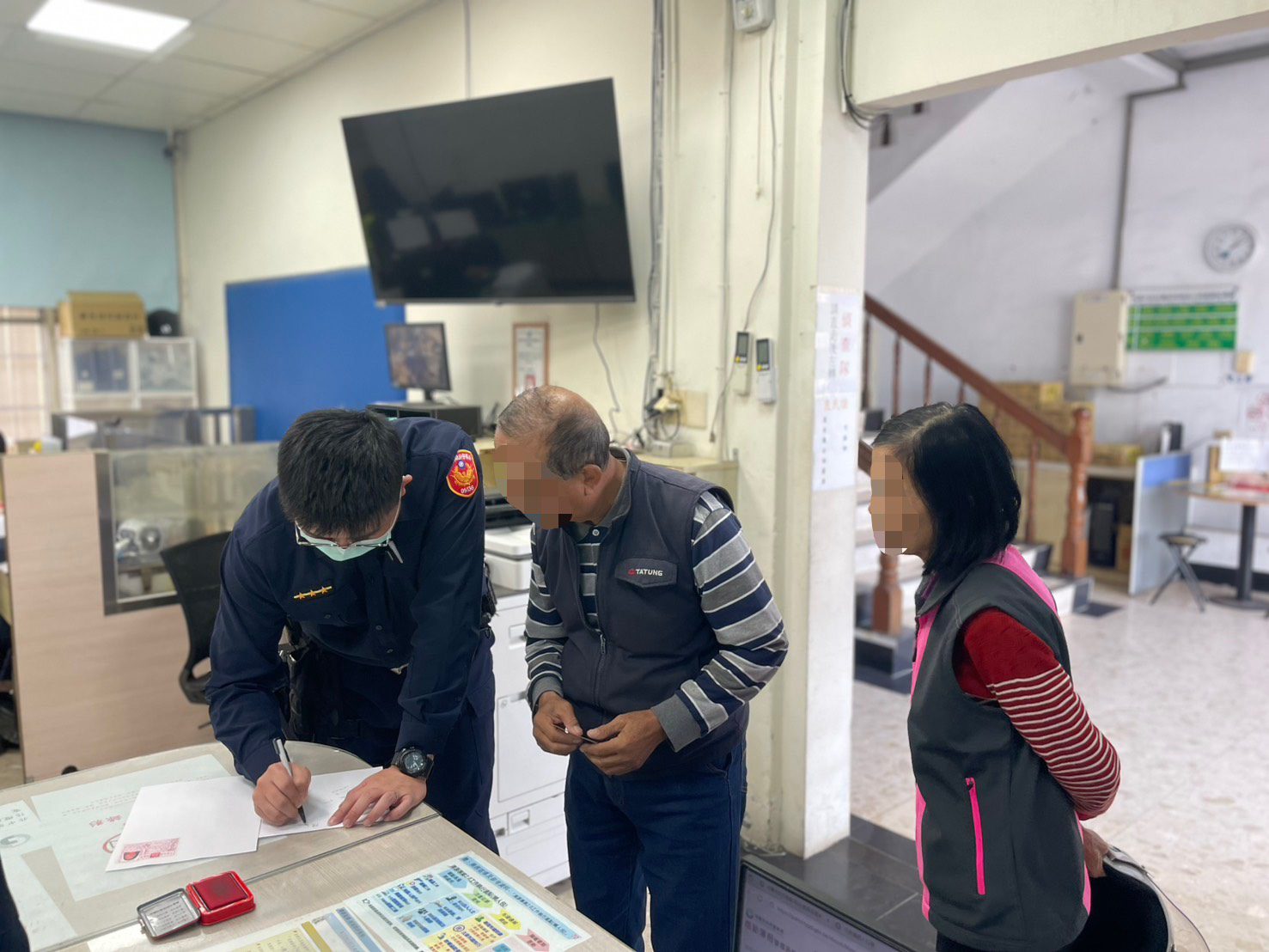 楊梅失智婦與丈夫走散 熱心店家陪她到派出所求助 楊梅失智婦與丈夫走散 熱心店家陪她到派出所求助