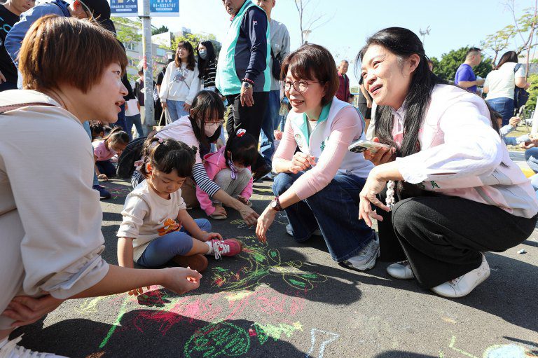 不一樣的類初選! 黃秀芳走藝文風~邀親子彩繪彰化未來 不一樣的類初選! 黃秀芳走藝文風~邀親子彩繪彰化未來