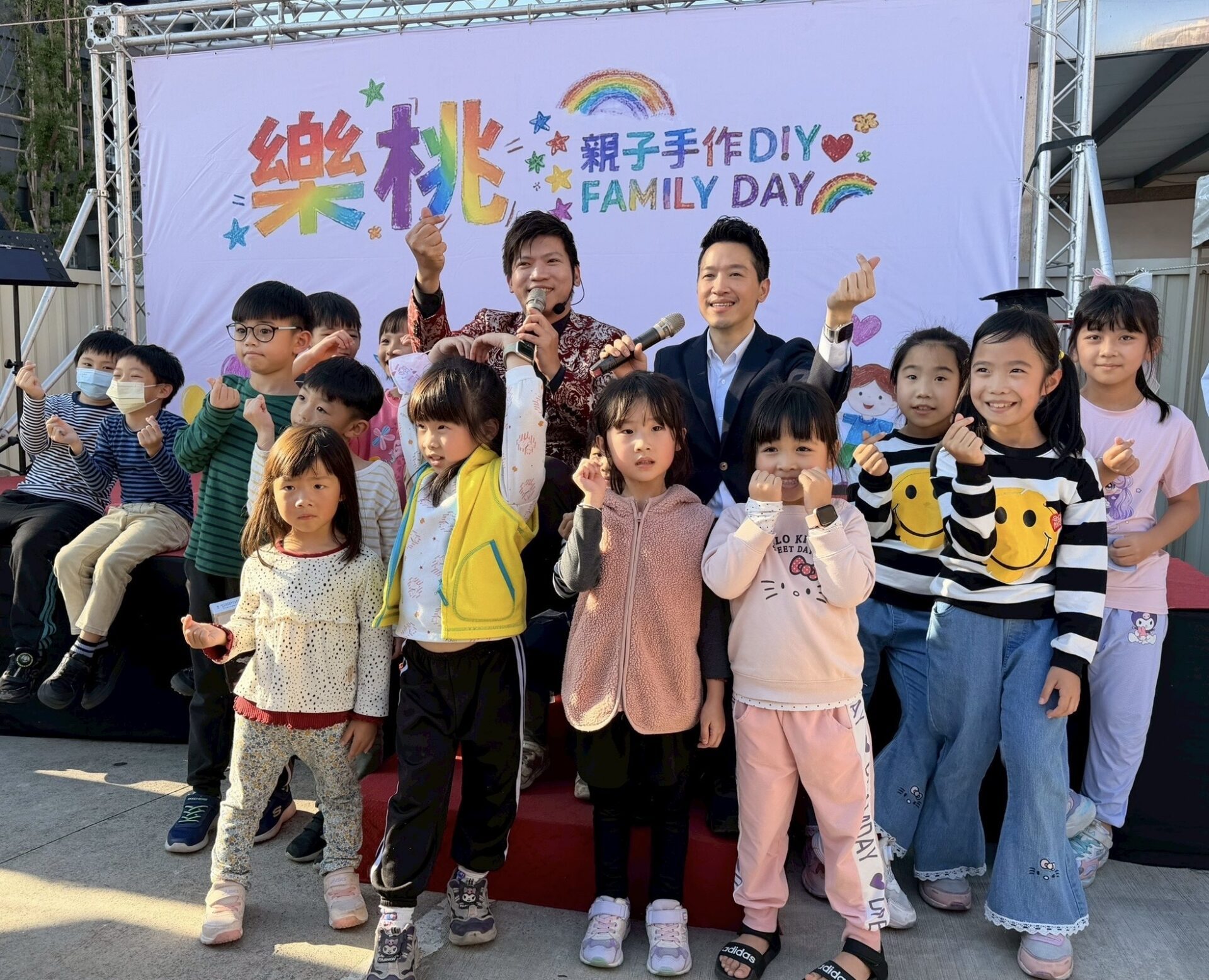 展現鐵人毅力 何志偉週休勤跑桃園 小孩大人嗨翻 展現鐵人毅力 何志偉週休勤跑桃園 小孩大人嗨翻