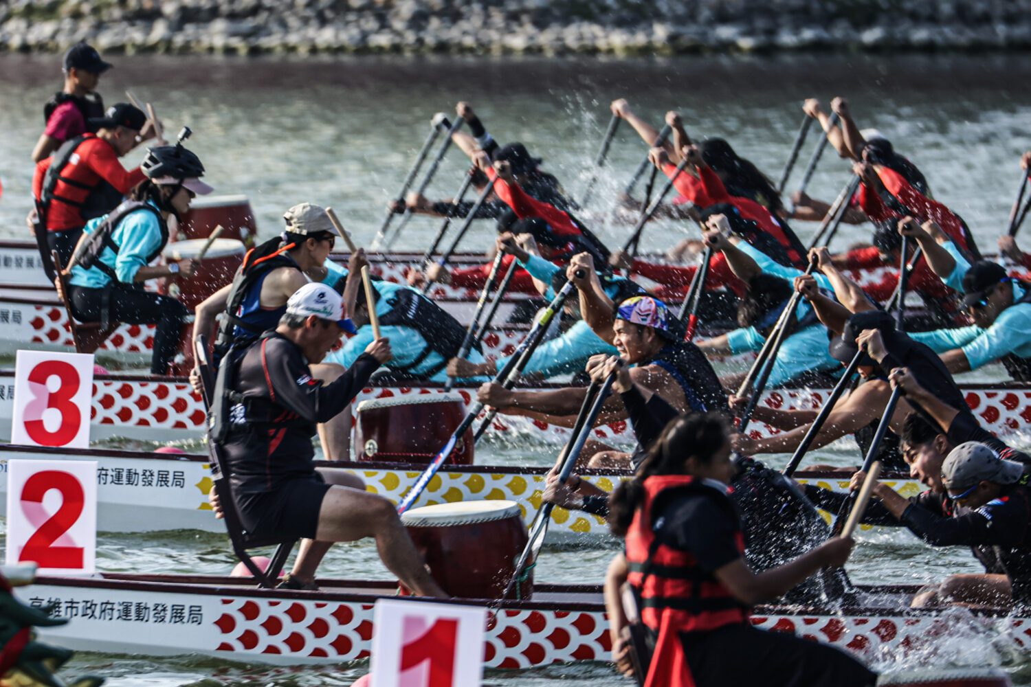 2025城市盃龍舟賽熱力落幕 高雄蓮池潭再掀競速龍舟巔峰對決
