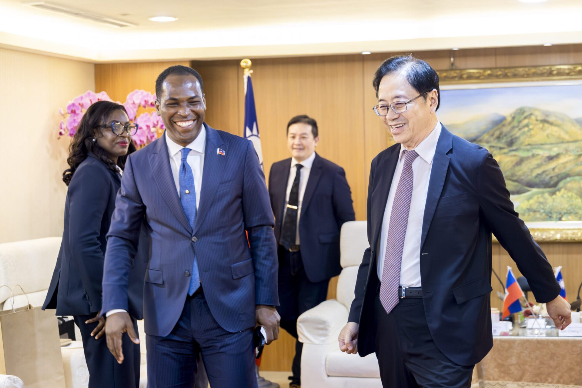 海地共和國大使拜會張善政 盼開啟文化、青創合作新篇章